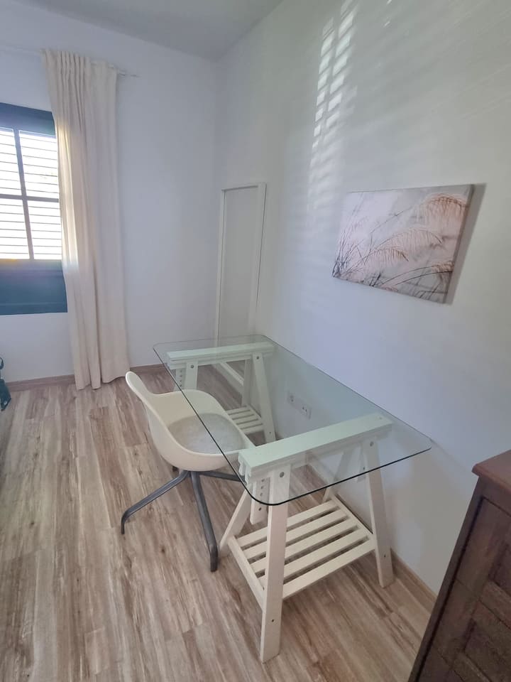U drugoj spavaćoj sobi također ima prostora za rad.