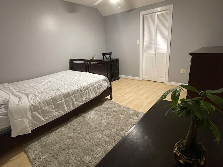 Ძირითადი საძინებელი სამუშაო სივრცით. 