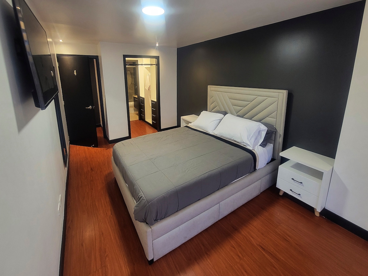 Relaksohu dhe rigjenerohu në dhomën tonë të gjumit, ku të pret një dyshek jashtëzakonisht i rehatshëm. Pusho plotësisht dhe zgjohu i rifreskuar për të përfituar sa më shumë nga ditët e tua të pushimit, ose pas atyre ditëve të gjata të punës