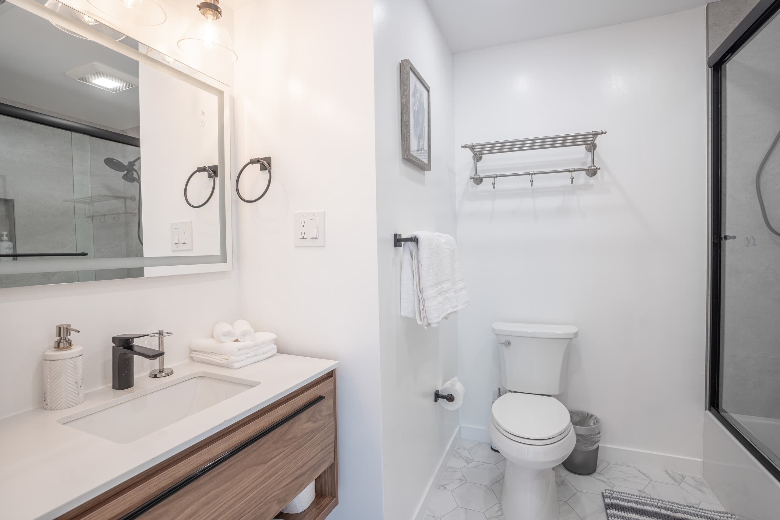 Home in South San Francisco · ★4.97 · 4 bedrooms · 4 beds · 2.5 private baths - Image 12