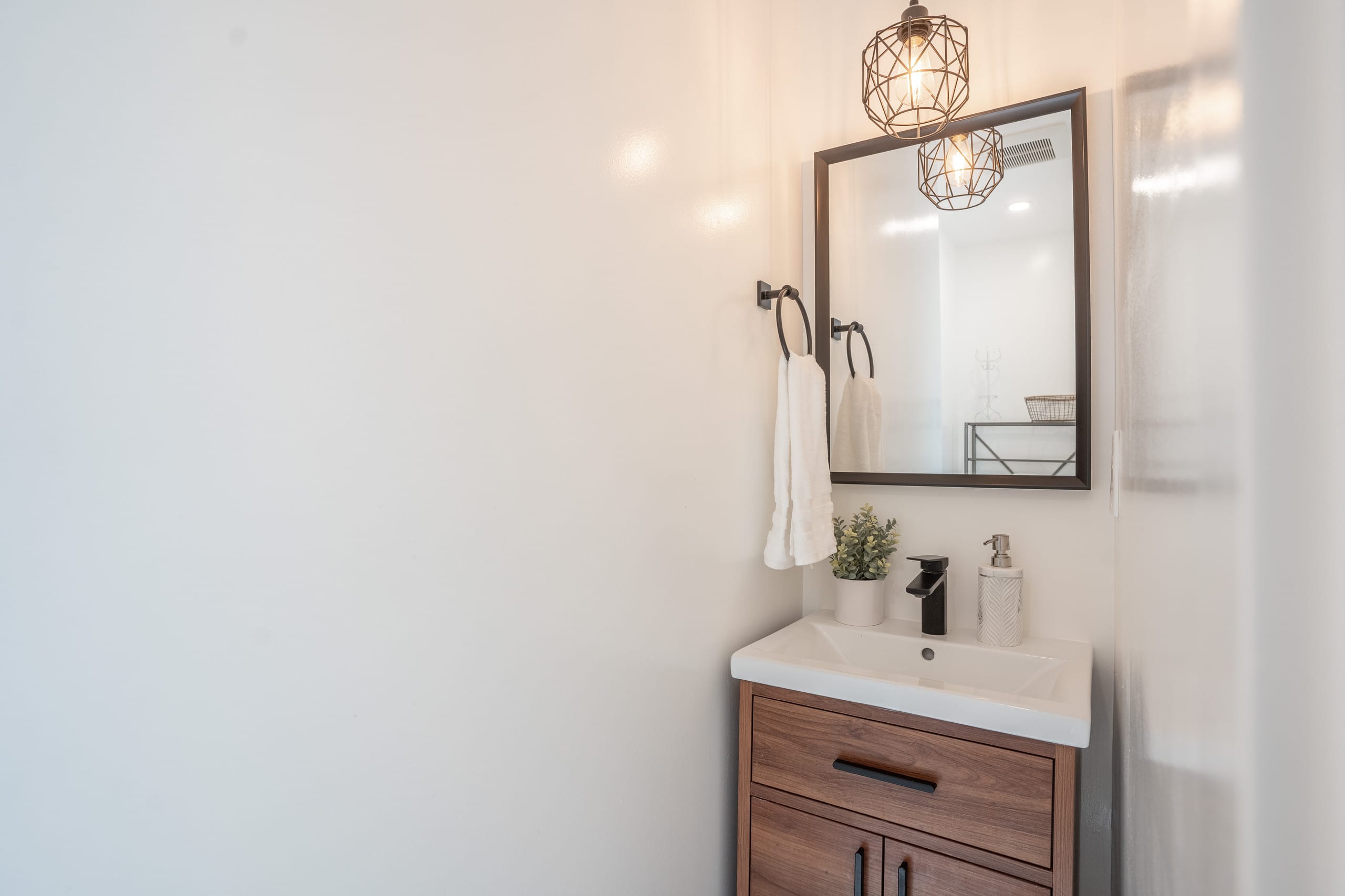 Home in South San Francisco · ★4.97 · 4 bedrooms · 4 beds · 2.5 private baths - Image 14