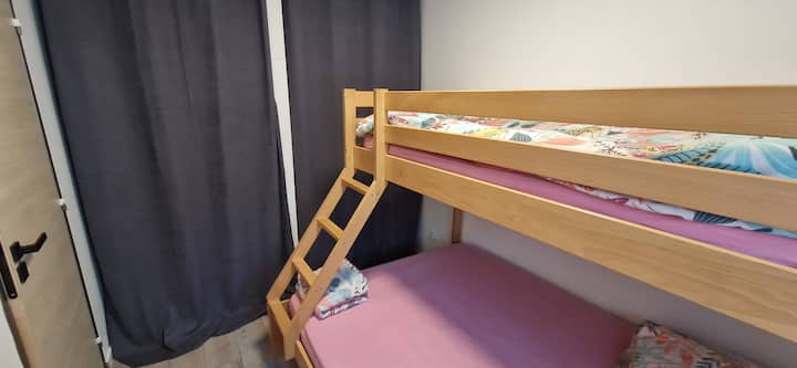 Chumba cha kulala kilicho na kitanda cha mezzanine.
Kulala chini ya watu 2 katika 140X190.
Kitanda cha juu mtu 1 katika 140x90.