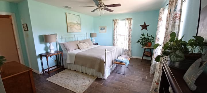 Втора спална соба со брачен кревет.