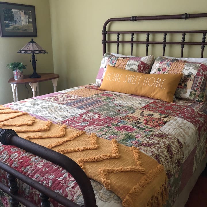 Оваа сончева спална соба има брачен кревет (широк 150-179 см), голем прозорец, тавански вентилатор и плакар.  Бањата се наоѓа спроти ходникот.  