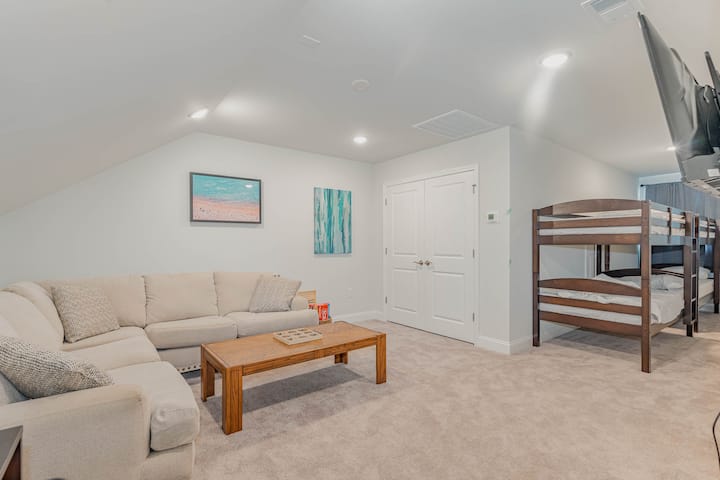 Panda kwenye ghorofa ya 3 na uzame kwenye roshani kubwa, ukitoa utendaji anuwai kwa ajili ya kazi, kupumzika, au kucheza. Vitanda viwili viwili vya ghorofa hulala vizuri watu 4 na kabati kubwa linaruhusu uhifadhi mwingi.