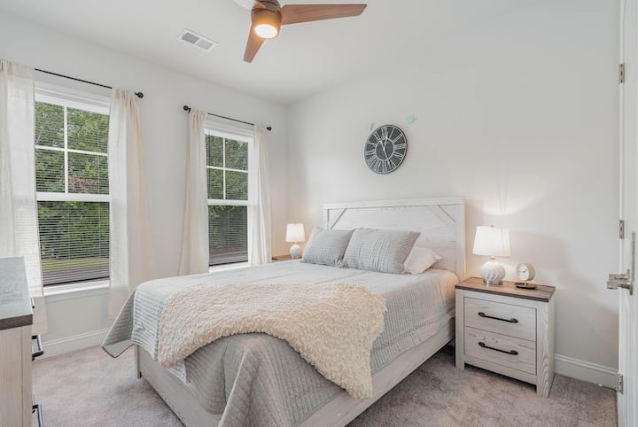 Chumba cha 2 cha kulala kina kitanda cha ukubwa wa malkia, mashuka ya kusukuma, sehemu ya kabati ya ukarimu na meza za starehe zinazofanana na kitambaa cha kujipambia.