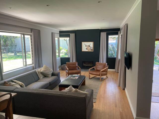 Modern 4-bedroom Durbanville gallery image 3