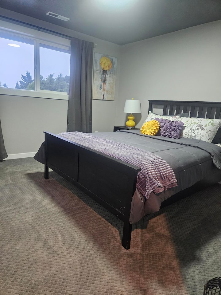 Dormitorio con cama tamaño queen.