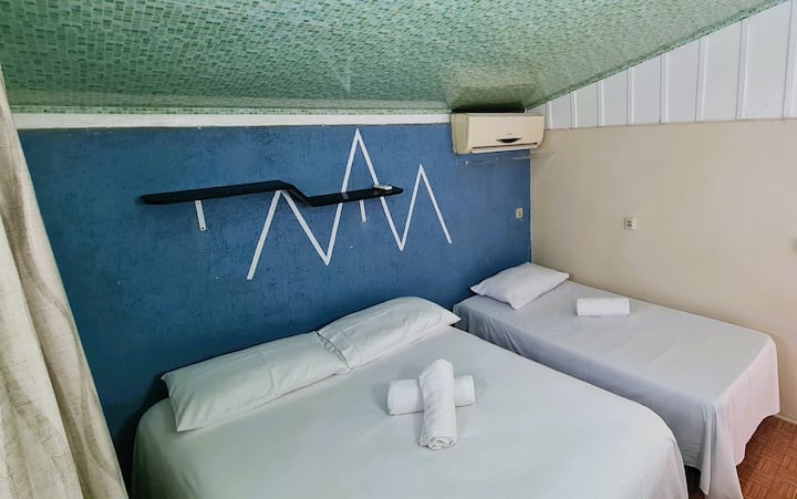 Средна спална соба - брачен кревет (широк 180-220 см) + единечен кревет