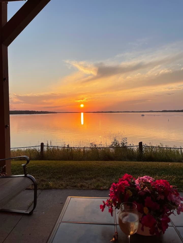 Waterfront beauty: directly on the lake sleeps 10.