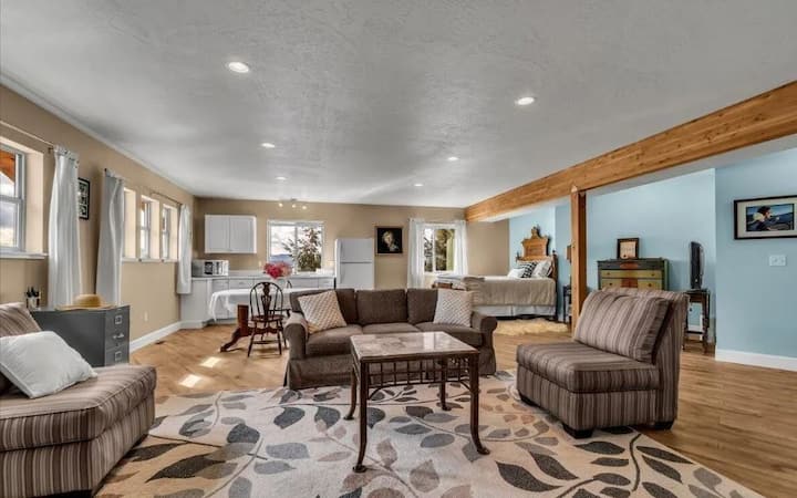 スタジオに入ると（現在は新しい引き出し式ソファとデスク） 