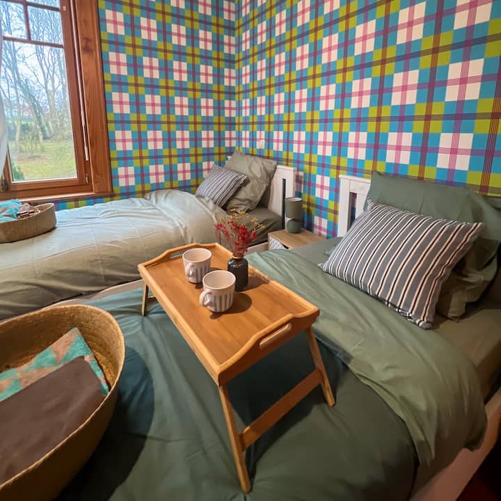 Chambre deux lits simples communicante avec chambre à lit double