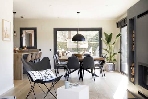 Elegant house with private garden, pool and sauna