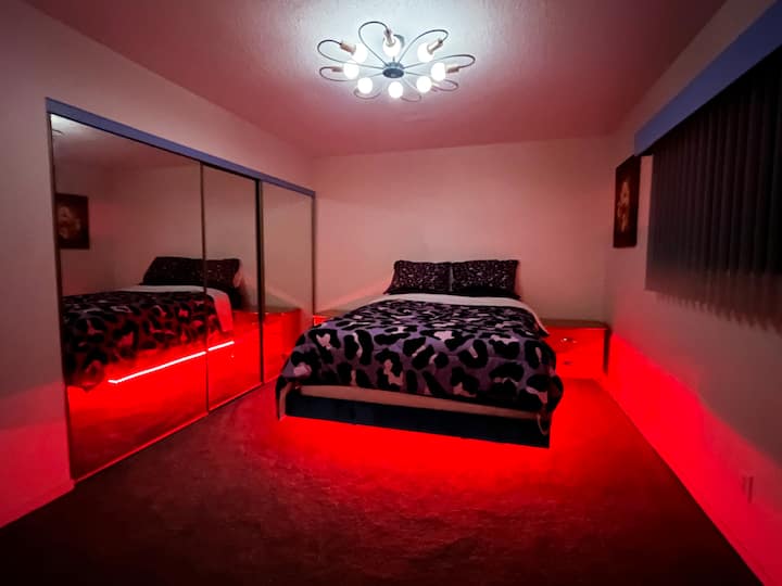 Kitanda kinachoelea kina taa za LED zinazodhibitiwa kutoka kando ya kitanda. 