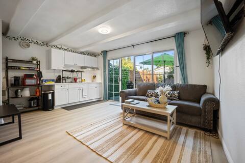Kingbed, Patio, A/C | SouthCoast, airport (7-min)