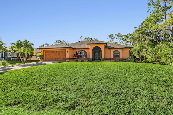 Villa Poolside Paradise: Unwind In Tropical Style! - Lehigh Acres, FL