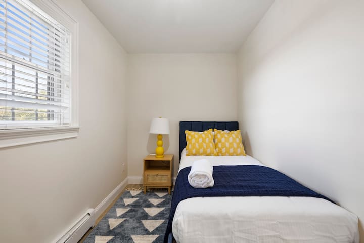 Ეს მომხიბლავი ერთსაძინებლიანი საძინებელი ჩესტერში, ლუქს-კლასის 7-საძინებლიან საცხოვრებელში არის მყუდრო საწოლი, გემოვნებიანი დეკორი და ფანჯარა, რომელიც გთავაზობთ ბუნებრივ განათებას, რაც ქმნის დასასვენებელ ატმოსფეროს.