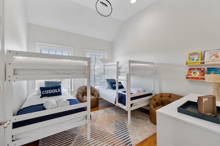 Ფართო საძინებელი ლუქს-კლასის 7-საძინებლიან საცხოვრებელში ჩესტერში, რომელშიც დგას ორი კომფორტული ორსართულიანი საწოლი და ორი პლუშის სკამი, რომელიც იდეალურია დასვენებისთვის.