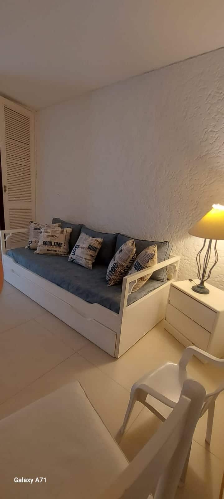 ห้องนอนพร้อมเตียงมีล้อ