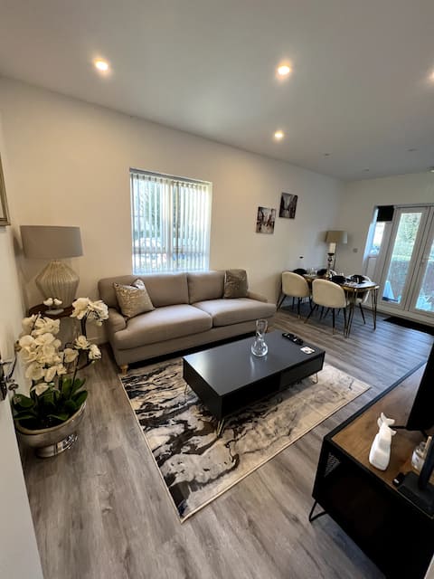 Modern apartment close to Heathrow/Windsor/slough