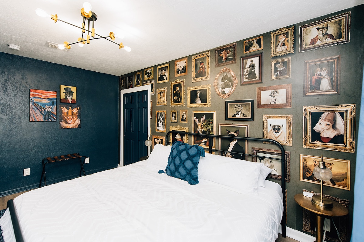 Each room has its own unique pet themed room- this one with an artistic take on cats! This bedroom boasts a king size bed, plenty of storage space, and even a spot for your luggage. 