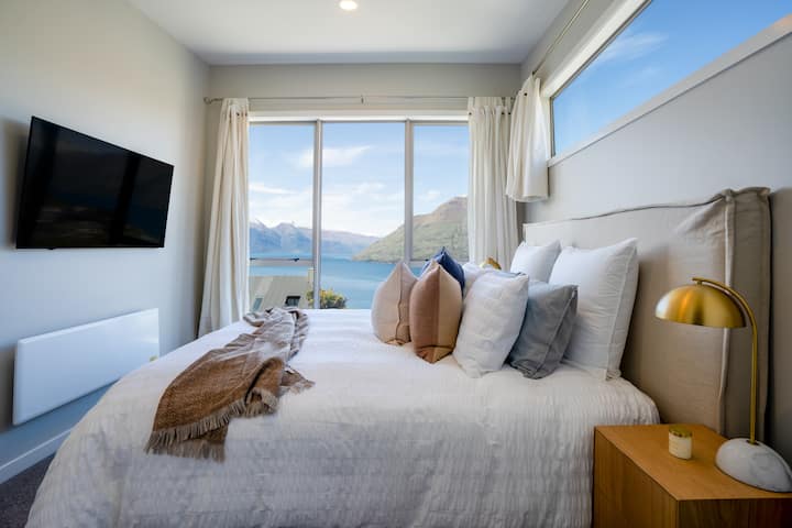 Master bedroom with king bed and ensuite and Lake Wakatipu views