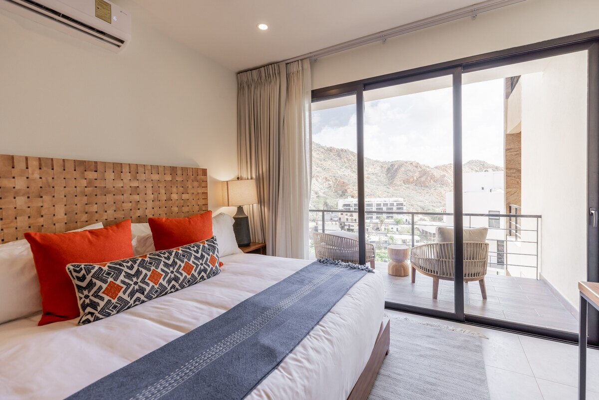 3BR Condo: Partial Sea View, Pool & Jacuzzi