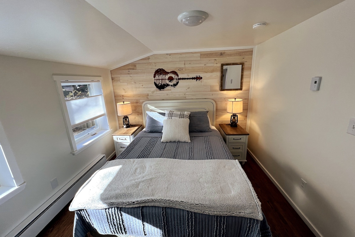 ห้องนอน #1 พร้อมเตียงควีนไซส์และห้องน้ำในตัว