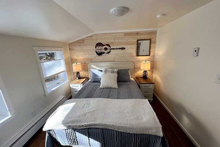 Საძინებელი №1 საწოლითა და სააბაზანოთი