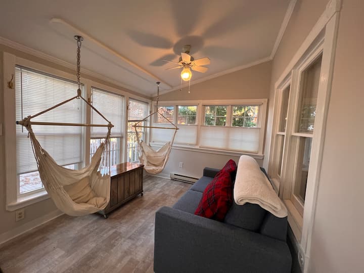 Წინა მისაღები სივრცე 4 საქანელა სკამითა და 2 მაღალი ხარისხის გასაშლელი დივნით 4" პლუშის, მაღალი სიმკვრივის ქაფის მატრასით . Ეს საცხოვრებელი სივრცე მოხერხებულად გადაიქცა 4 ადამიანისთვის განკუთვნილ საძინებელ სივრცედ.