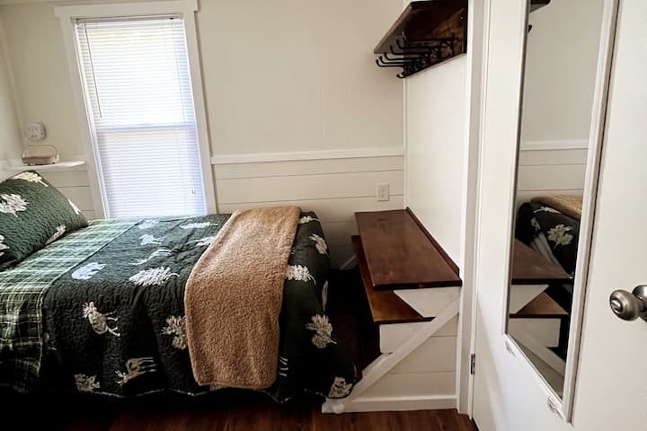 Საძინებელი №4 თაროებითა და კაუჭებით შესანახად.