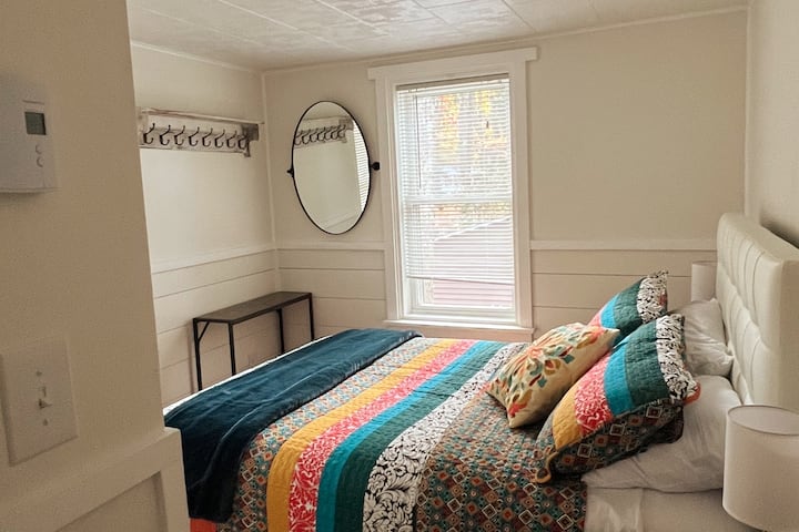 Საძინებელი №2 უამრავი კაუჭით შესანახად.