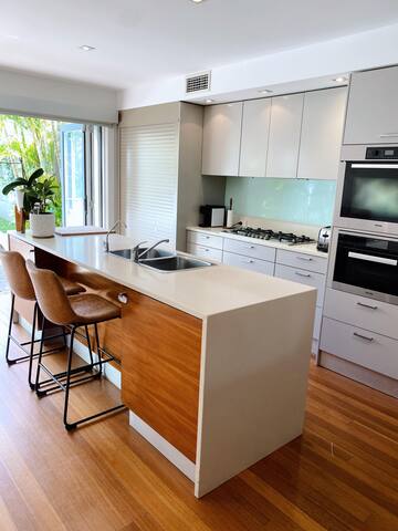 4 Bedroom Family Home in Queens Park gallery image 3