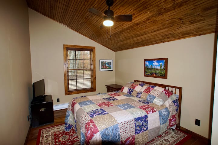 Chumba cha kulala chenye kitanda cha watu wawili.