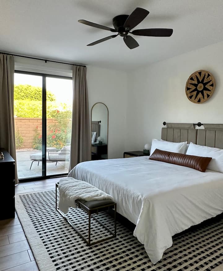 Hlavná spálňa má luxusný matrac veľkosti King, luxusnú posteľnú bielizeň, inteligentnú televíziu, 2 skrine pre vaše úložné potreby, veľkú komodu a priamy prístup na súkromnú zadnú terasu. 