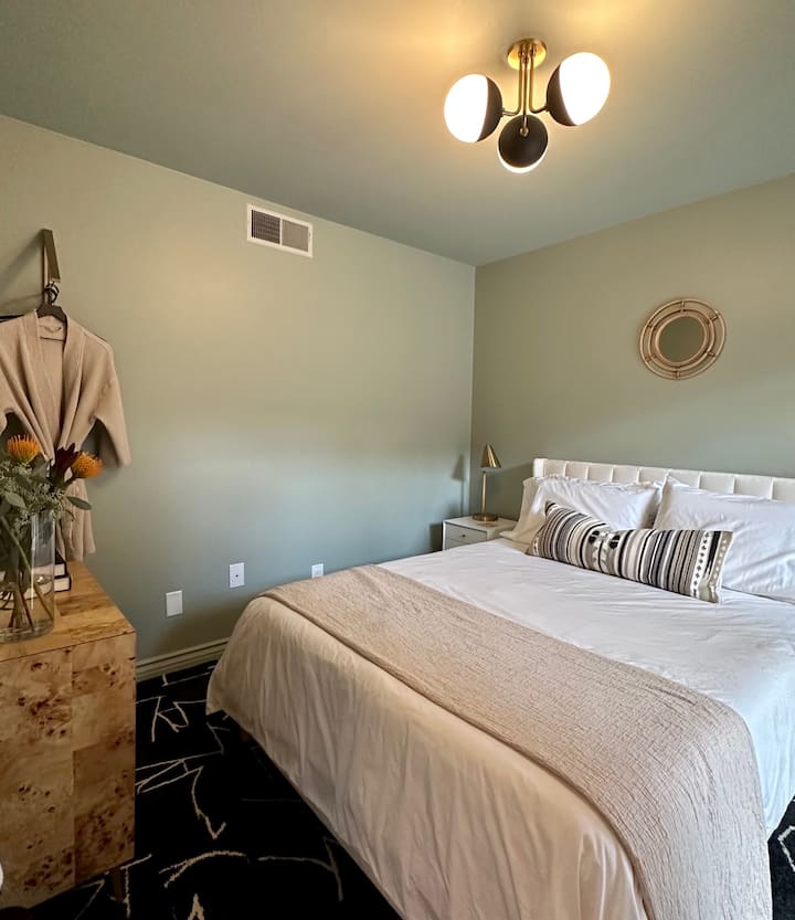 Hoci môže chýbať veľkosť, vynahradí luxusom s prémiovým matracom veľkosti queen size, inteligentnou televíziou, šikovnými úložnými riešeniami a priamym prístupom na súkromnú prednú terasu na rannú kávu, čítanie alebo oddych. 