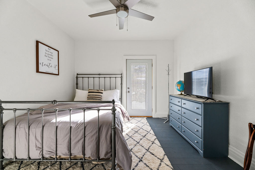 Ufikiaji mkuu wa chumba cha kulala W/ TV na ua wa nyuma