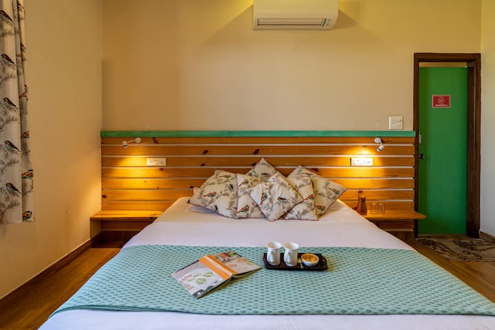 Habitación principal de la villa con el único televisor con plataformas Ott de alta velocidad. Esta acogedora habitación ubicada en la Villa es la más adecuada para tu anciano o la pareja aficionada al cine. La habitación está con baño de ensuit y WC adjunto con agua caliente y aire acondicionado.