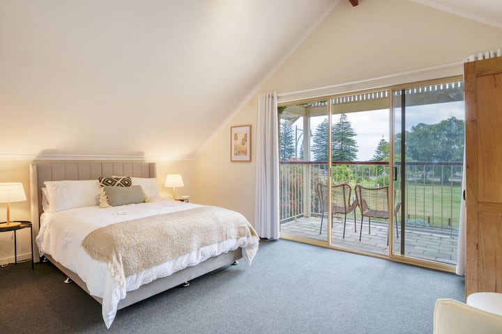 Na katu je spavaća soba s bračnim krevetom