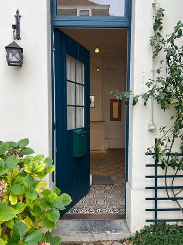 Lovely house in a private garden gallery image 2