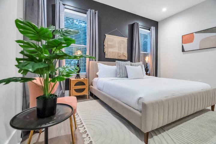 New Home Great for Groups | Heated Pool, Sleeps 10 gallery image 4