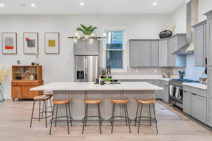 New Home Great for Groups | Heated Pool, Sleeps 10 gallery image 3