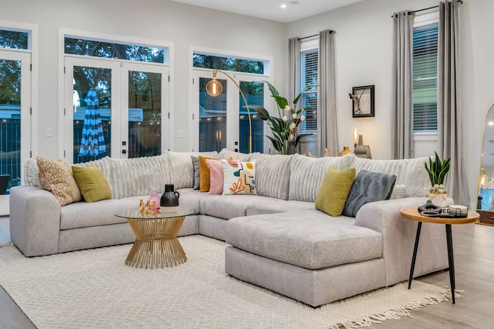 New Home Great for Groups | Heated Pool, Sleeps 10 gallery image 2