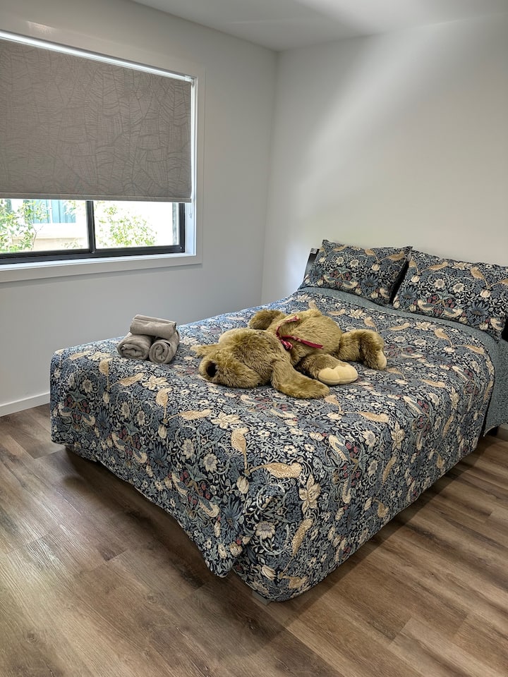 prvá spálňa s manželskou posteľou Queen