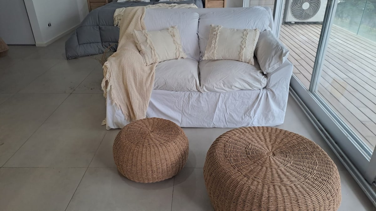 Monoambiente con balcón y vista al río en Olivos