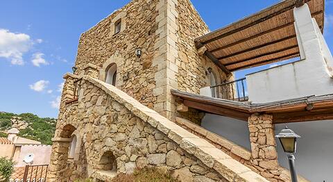 *Luxury* Turret with Pool and Beach 300 MT