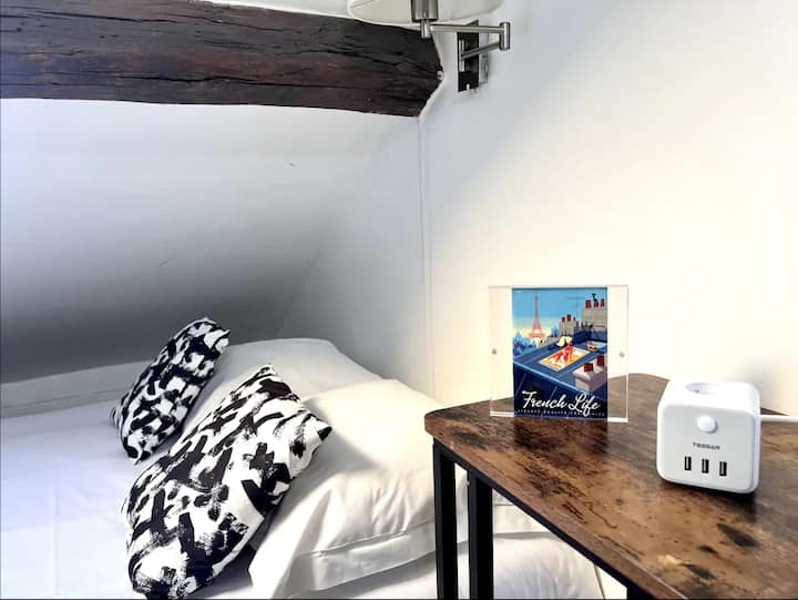 Il y a des prises multi USB à côté du lit double.