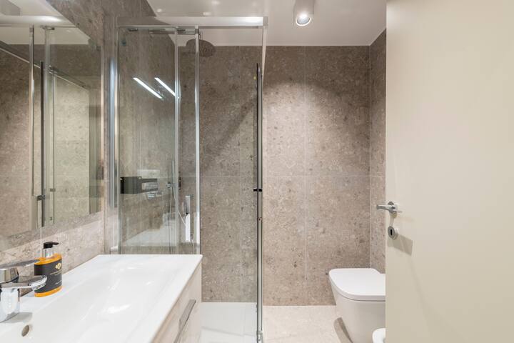 New & Chic 2 Bedroom Apartment – Duomo – 4 Guests gallery image 5