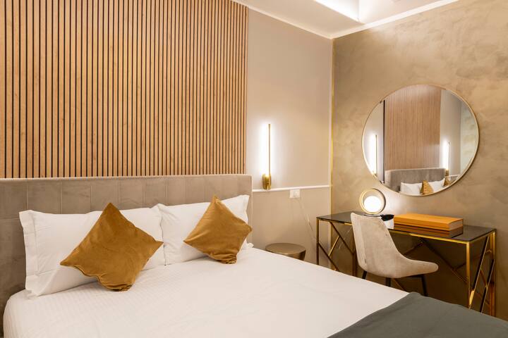 New & Chic 2 Bedroom Apartment – Duomo – 4 Guests gallery image 3