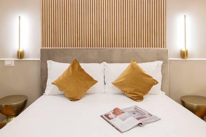 New & Chic 2 Bedroom Apartment – Duomo – 4 Guests gallery image 4